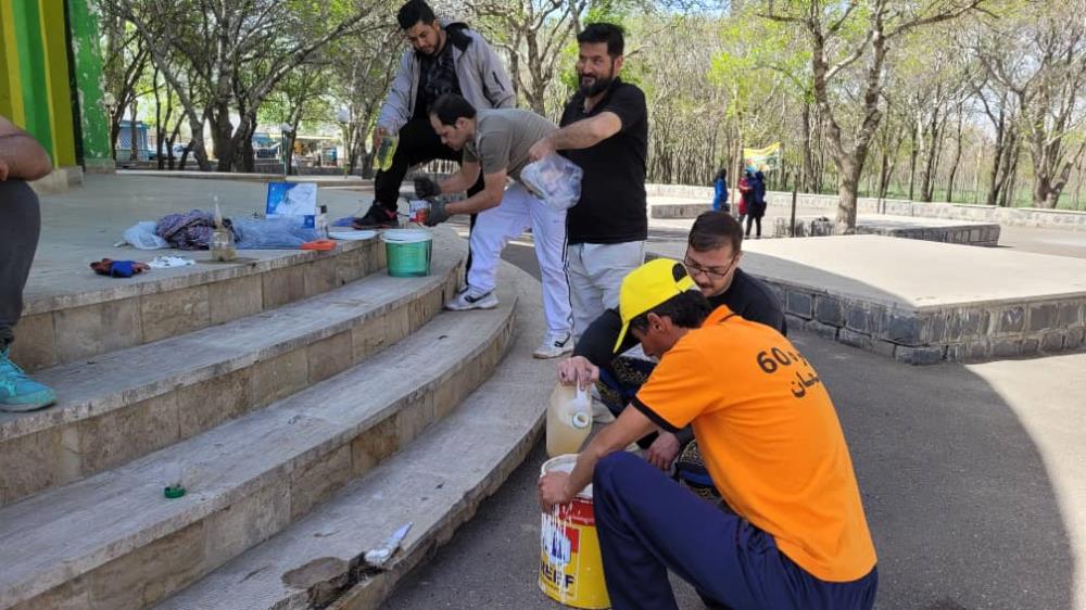 گزارش تصویری مراحل آماده سازی زمین ورزشی پارک ملت توسط اعضای نمایندگی زنجان